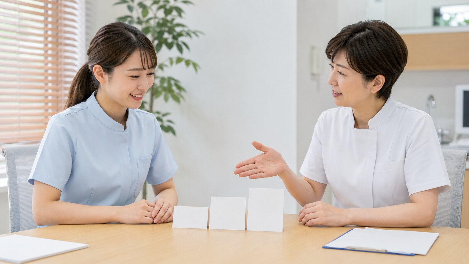 歯科衛生士の昇給制度を話し合う院長とスタッフ